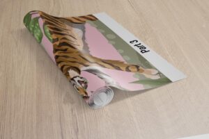 Oosterse jungle - Roze behang met dieren